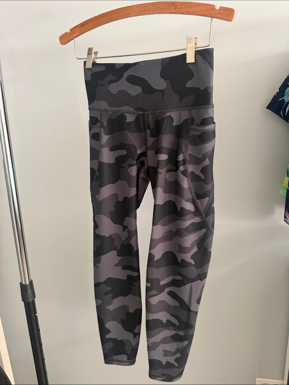 Old Navy Woman’s Gray & Black Camo Leggings